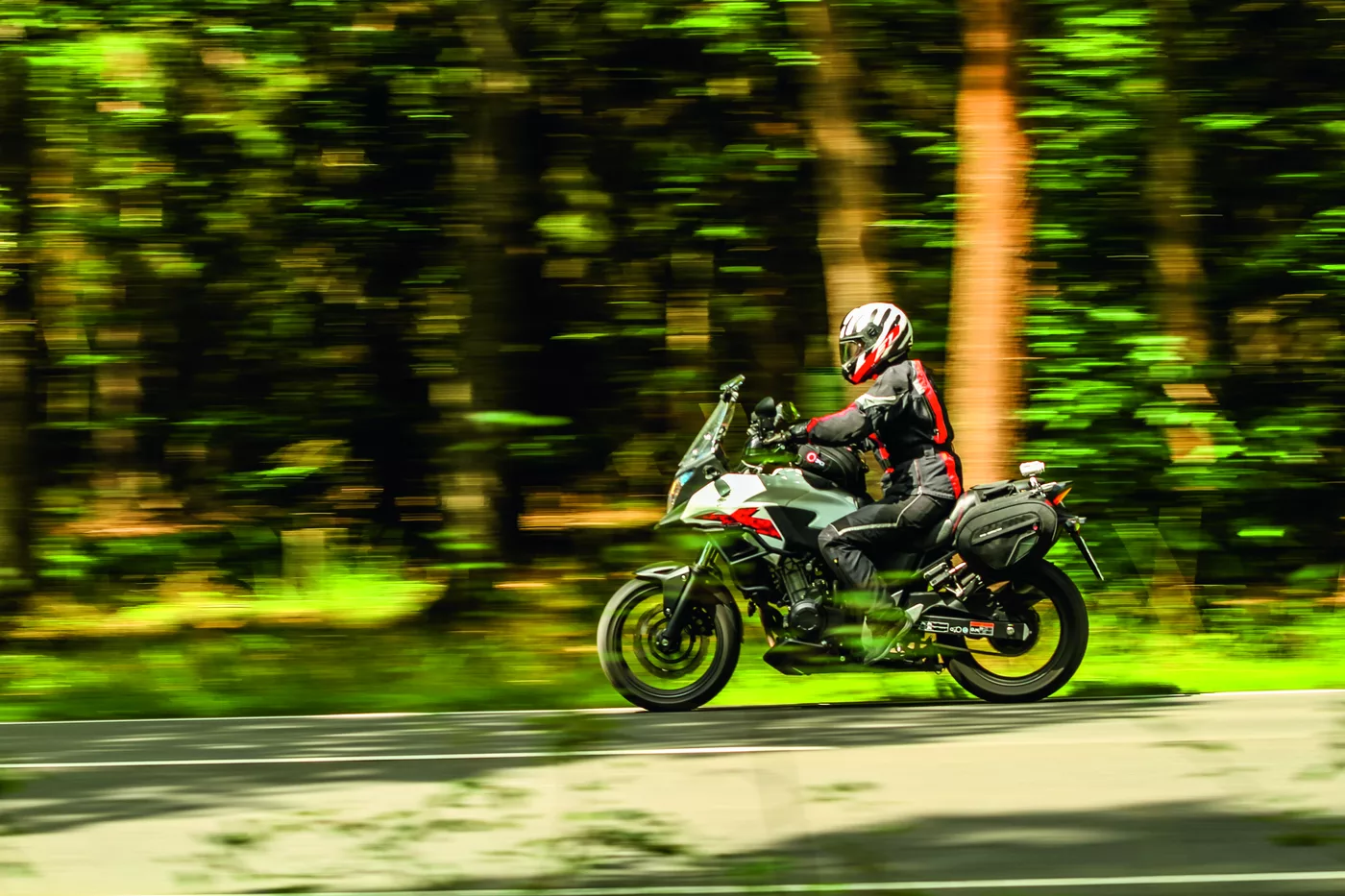 Mitzieher eines fahrenden Motorrads auf der Bundesstraße Mitzieher eines fahrenden Motorrads auf der Bundesstraße